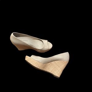 Womem’s peep toe wedge shoe